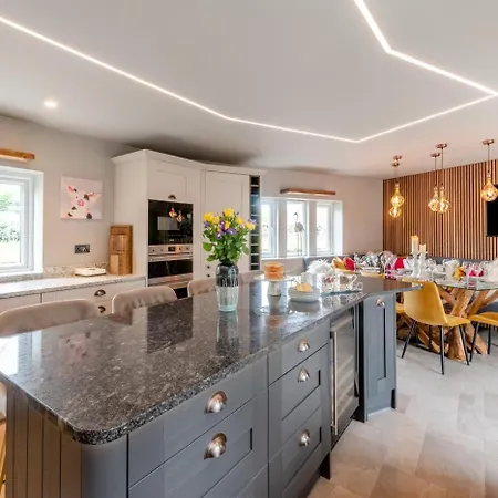 4 Bed In Oc-j31924 Holiday home *
